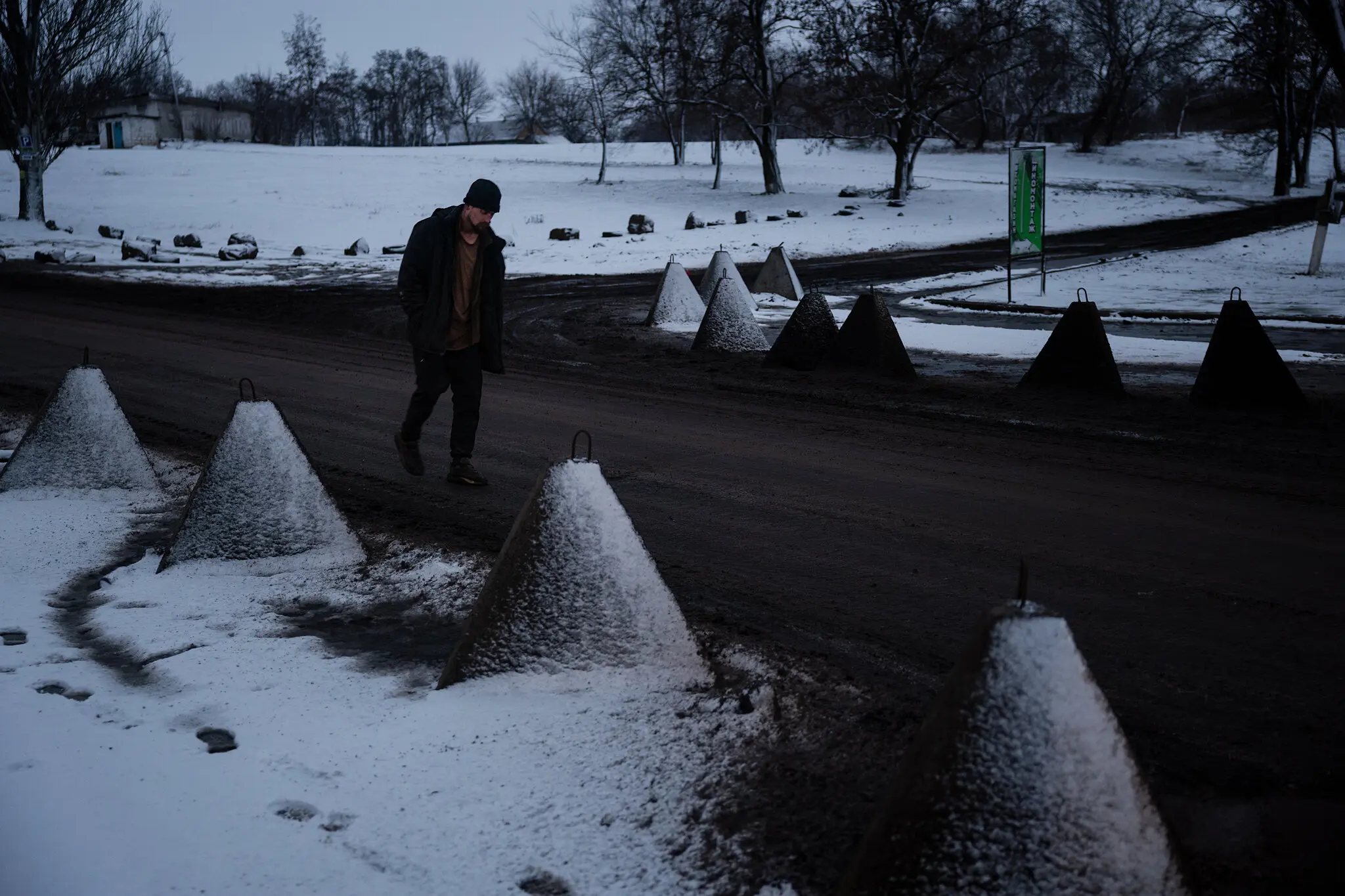 У Новопавлівці проходить людина повз танкові пастки.